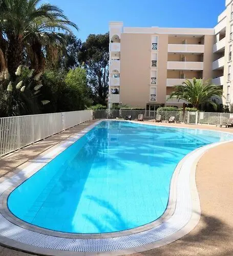 Appartement Hyeres Centre Avec Piscine Et Parking Prive